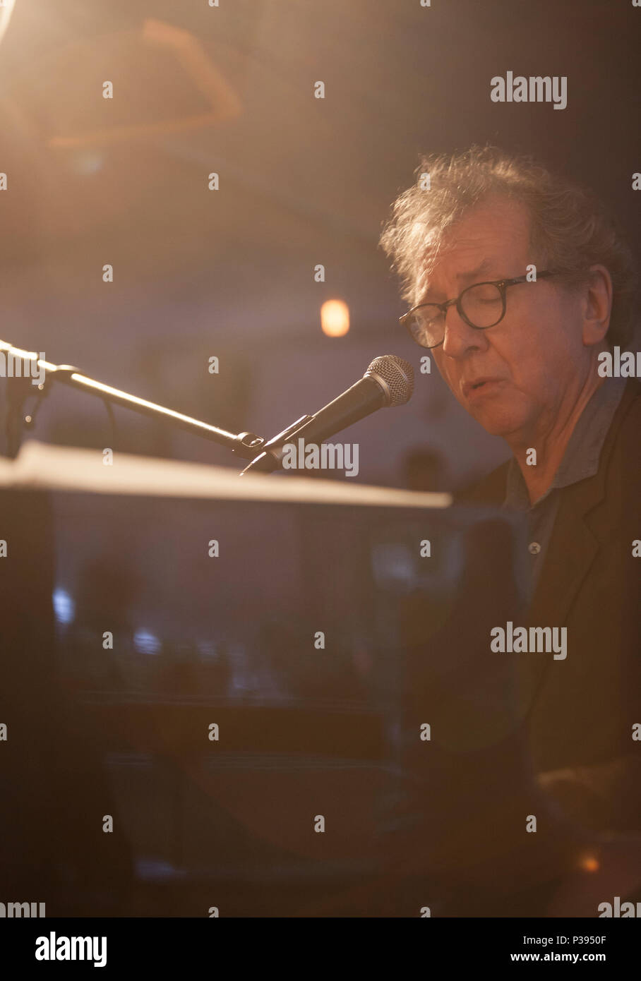 Hackney, Regno Unito. Xvi Jun, 2018. venduto fuori notte al Cafe Oto Stoke Newington, Hackney, musica: Lindsay Cooper - Libro dei Canti di Henry Cow, John Greaves voce e basso (CHRIS CUTLER / JOHN GREAVES / YUMI HARA / CHLÖE HERINGTON / TIM HODGKINSON / DAGMAR KRAUSE) + il watt + John Greaves (solo) + Chlöe Herington (solo) 16/06/2018, Londra, Katja Eber. Credito: Katja Heber/Alamy Live News Foto Stock