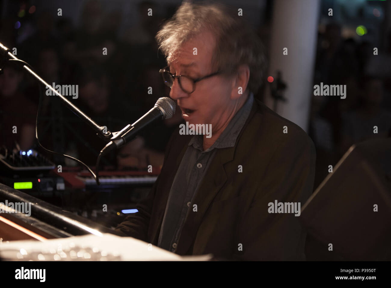 Hackney, Regno Unito. Xvi Jun, 2018. venduto fuori notte al Cafe Oto Stoke Newington, Hackney, musica: Lindsay Cooper - Libro dei Canti di Henry Cow, John Greaves voce e basso (CHRIS CUTLER / JOHN GREAVES / YUMI HARA / CHLÖE HERINGTON / TIM HODGKINSON / DAGMAR KRAUSE) + il watt + John Greaves (solo) + Chlöe Herington (solo) 16/06/2018, Londra, Katja Eber. Credito: Katja Heber/Alamy Live News Foto Stock