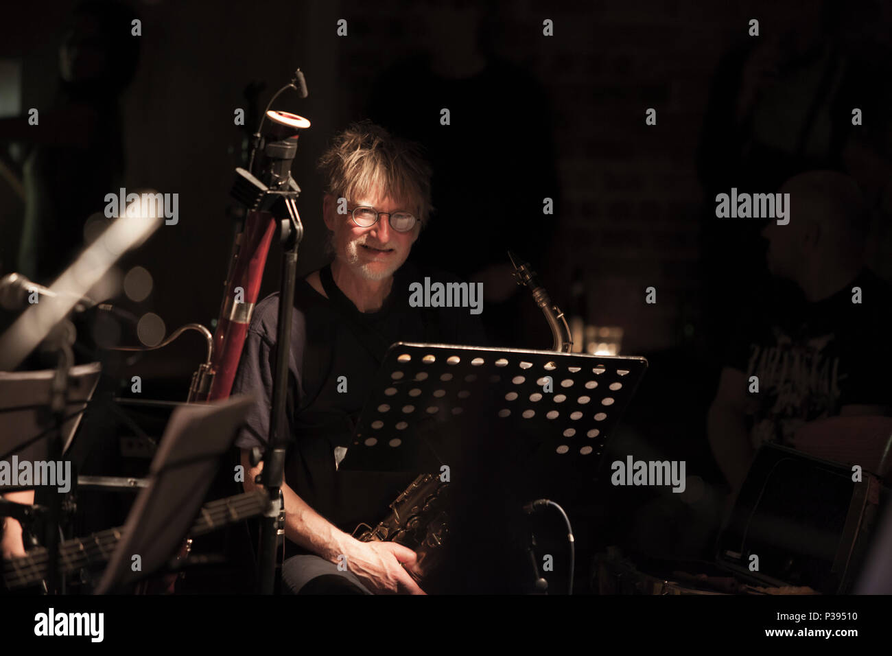 Hackney, Regno Unito. Xvi Jun, 2018. venduto fuori notte al Cafe Oto Stoke Newington, Hackney, musica: Lindsay Cooper - Libro dei Canti di Henry Cow, Tim Hodgkinson multi- strumentista: ance, giro di chitarra di acciaio e tastiere. (CHRIS CUTLER / JOHN GREAVES / YUMI HARA / CHLÖE HERINGTON / TIM HODGKINSON / DAGMAR KRAUSE) + il watt + John Greaves (solo) + Chlöe Herington (solo) 16/06/2018, Londra, Katja Eber. Credito: Katja Heber/Alamy Live News Foto Stock