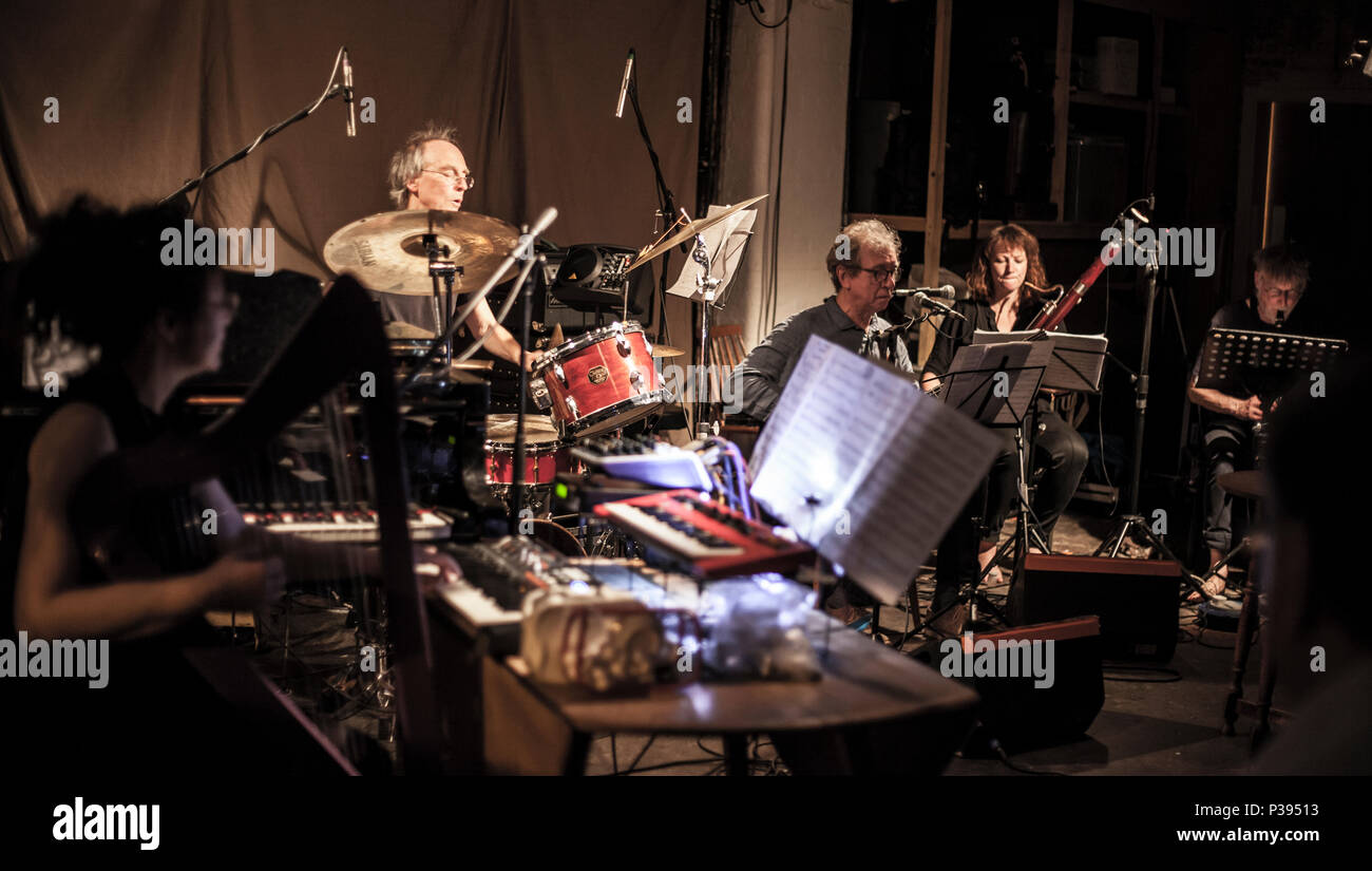 Hackney, Regno Unito. Xvi Jun, 2018. venduto fuori notte al Cafe Oto Stoke Newington, Hackney, musica: Lindsay Cooper - Libro dei Canti di Henry Vacca (CHRIS CUTLER / JOHN GREAVES / YUMI HARA / CHLÖE HERINGTON / TIM HODGKINSON / DAGMAR KRAUSE) + il watt + John Greaves (solo) + Chlöe Herington (solo) 16/06/2018, Londra, Katja Eber. Credito: Katja Heber/Alamy Live News Foto Stock