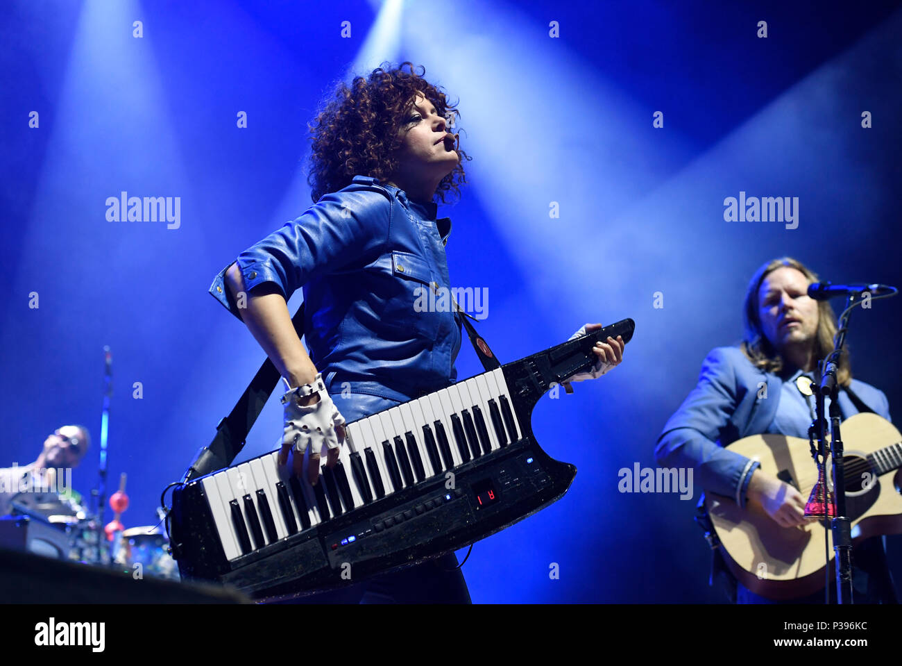 Praga, Repubblica Ceca. Il 15 giugno, 2018. Musicisti Regine Chassagne (centro) e Win Butler (destra) eseguire durante il concerto del canadese indie rock band Arcade Fire a Praga, nella Repubblica ceca il 15 giugno 2018. Credito: Michal Krumphanzl/CTK foto/Alamy Live News Foto Stock