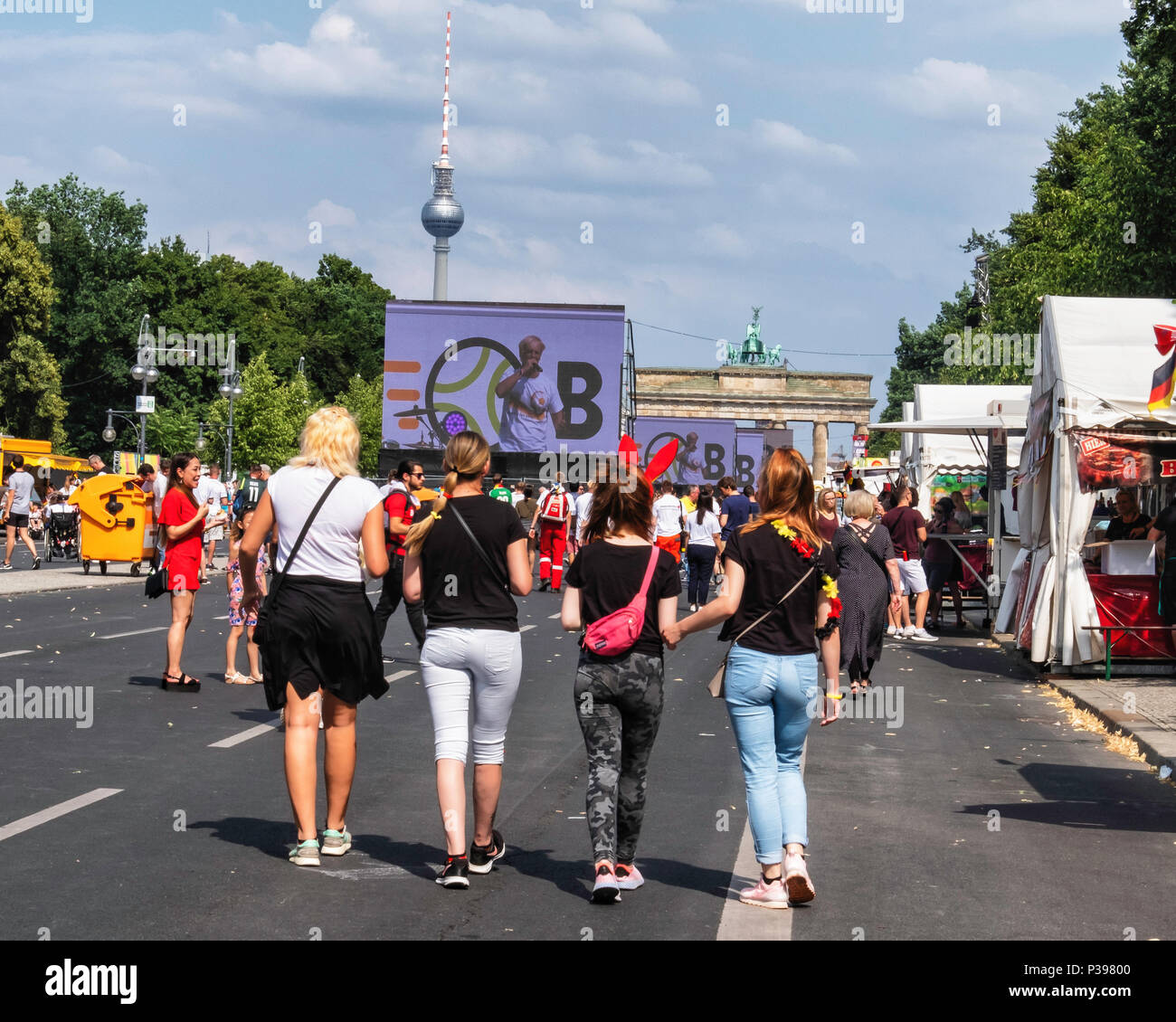 Berlino, Germania. Il 17 giugno 2018. La Coppa del Mondo di Calcio 2018. Tifosi si riuniscono per guardare le partite su schermi giganti posti lungo la Strasse il 17 giugno. L'area di visualizzazione si estende per quasi due chilometri e il gigantesco fan fest è noto come la Fanmeile. Credito: Eden Breitz/Alamy Live News Foto Stock