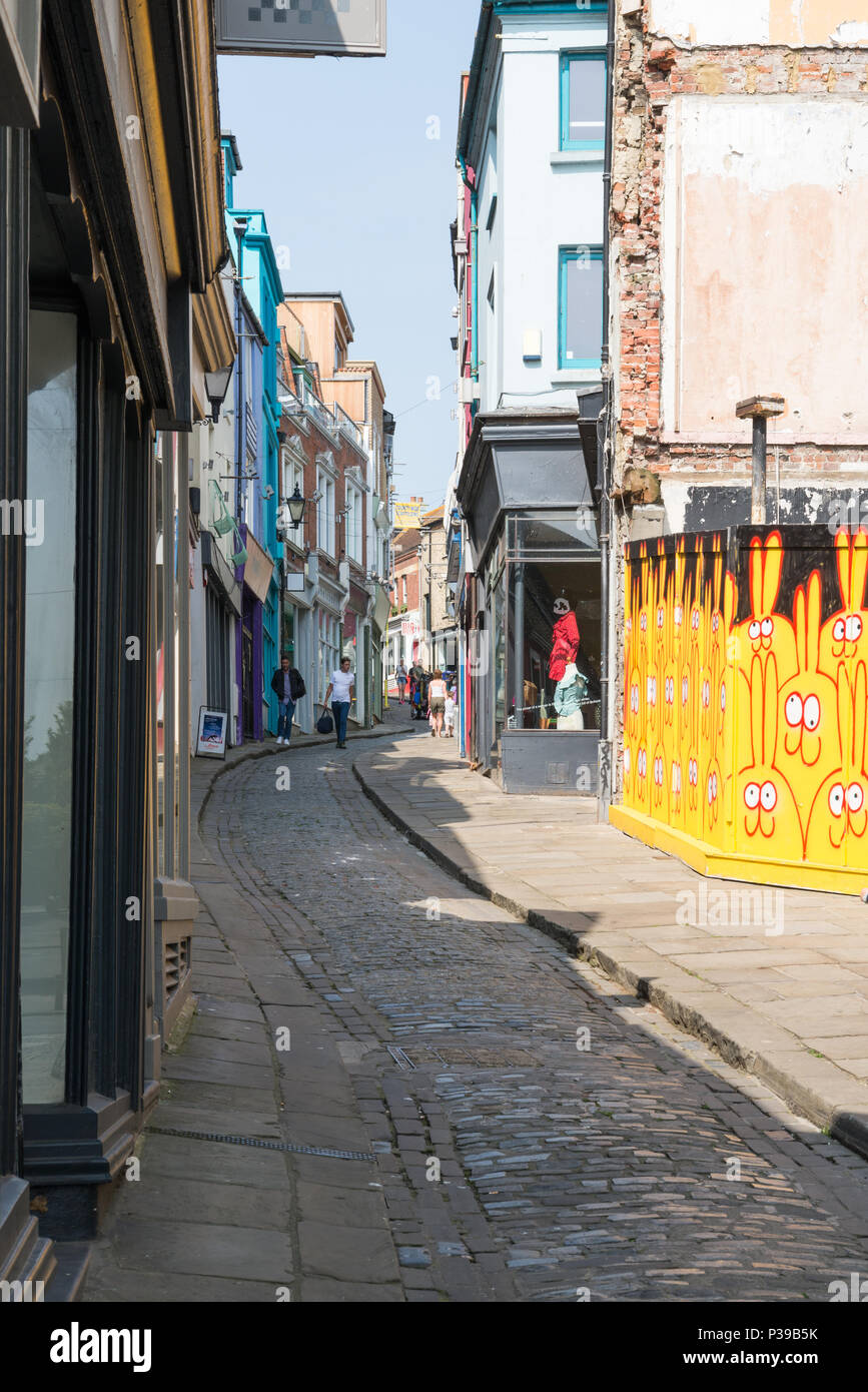 Vista del vecchio High Street; il quartiere creativo a Folkestone nel Kent, England, Regno Unito Foto Stock