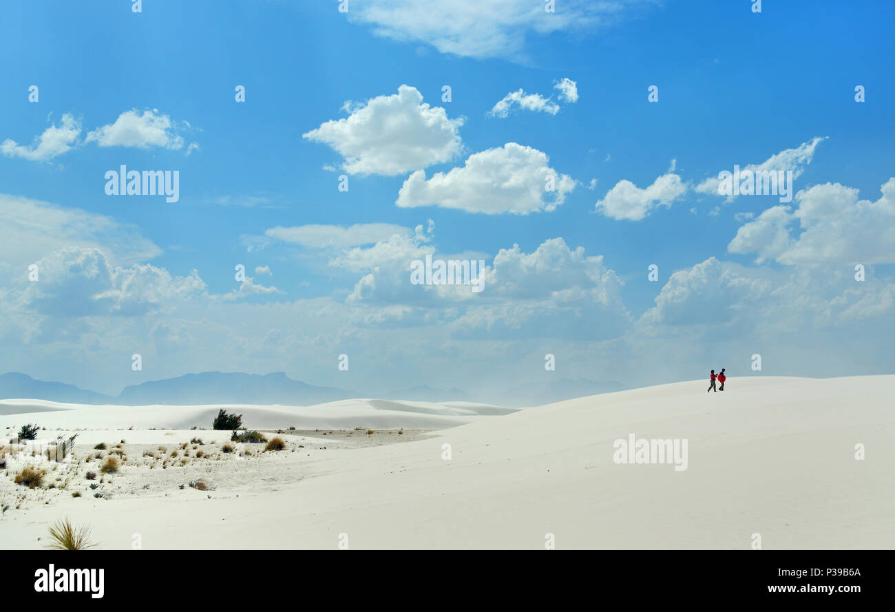 Le dune di sabbia bianca con le montagne sullo sfondo nel sud del New Mexico Foto Stock
