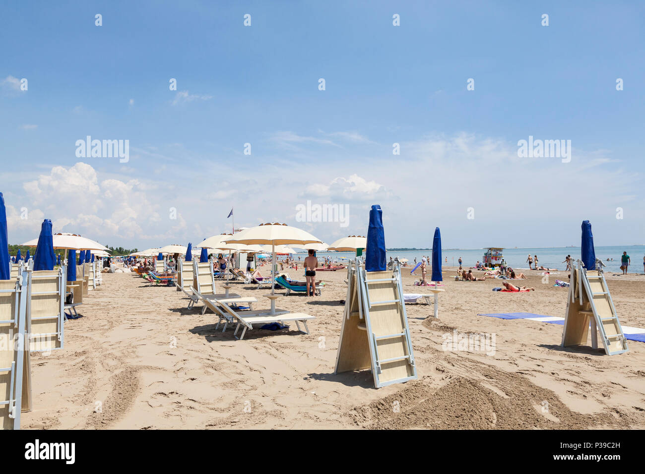 Spiaggia con ombrelloni e sdraio Sedie al Lido di Venezia, Venezia, Veneto,  Italia. Persone per nuotare e prendere il sole Foto stock - Alamy