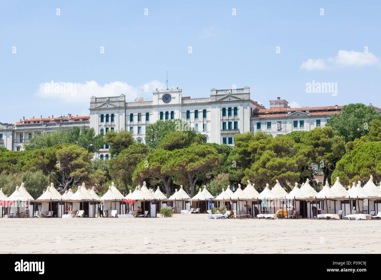 Cabanas o cabine sulla spiaggia, su di una spiaggia di sabbia sul Lido di Venezia, l'isola del Lido di Venezia, Veneto, Italia al di sotto della ex Grand Hotel les Bains Foto Stock