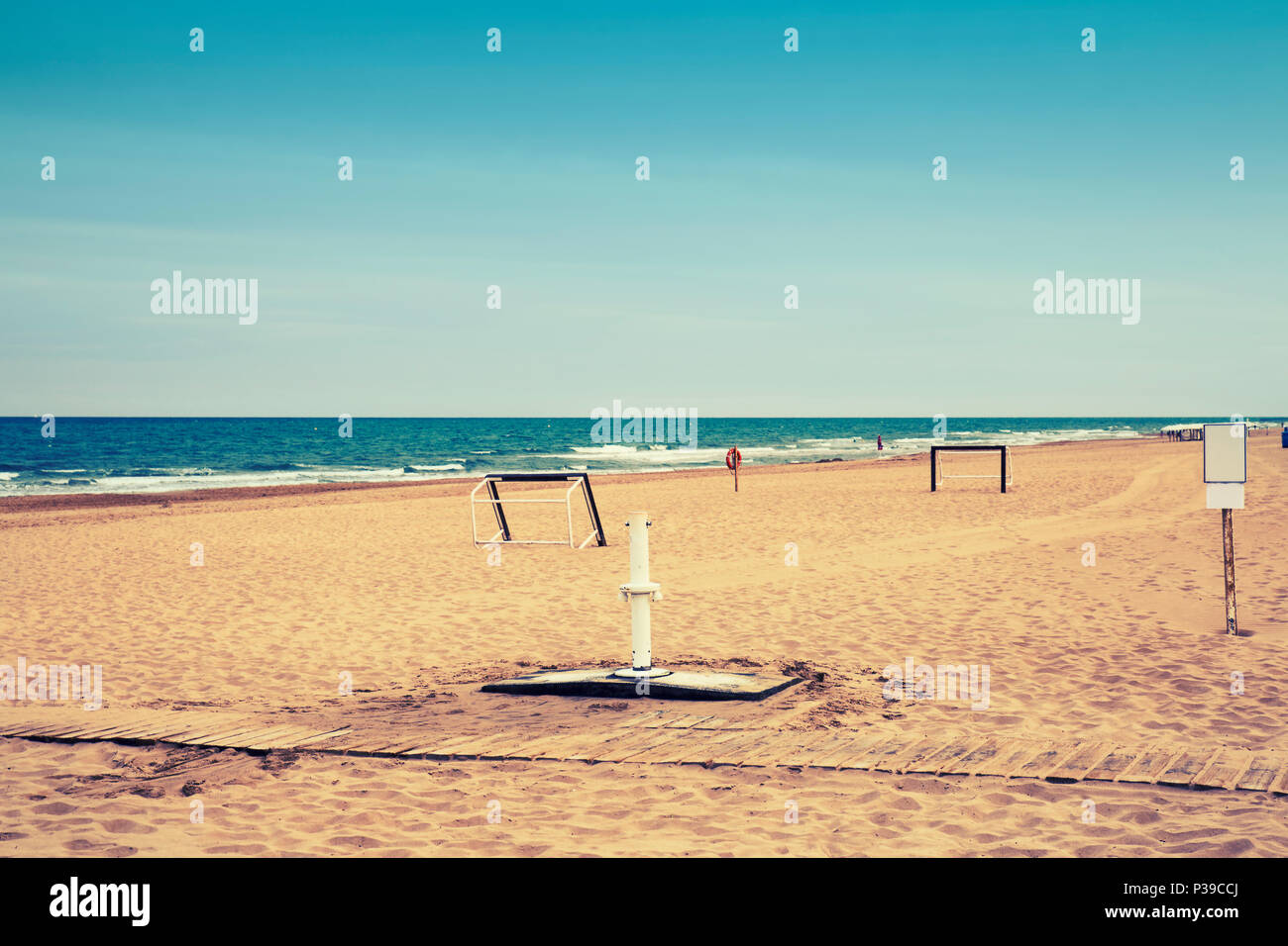 Spiaggia slolitary di calcio con gli obiettivi sulla sabbia. Guardamar del Segura, Alicante. Spagna Foto Stock