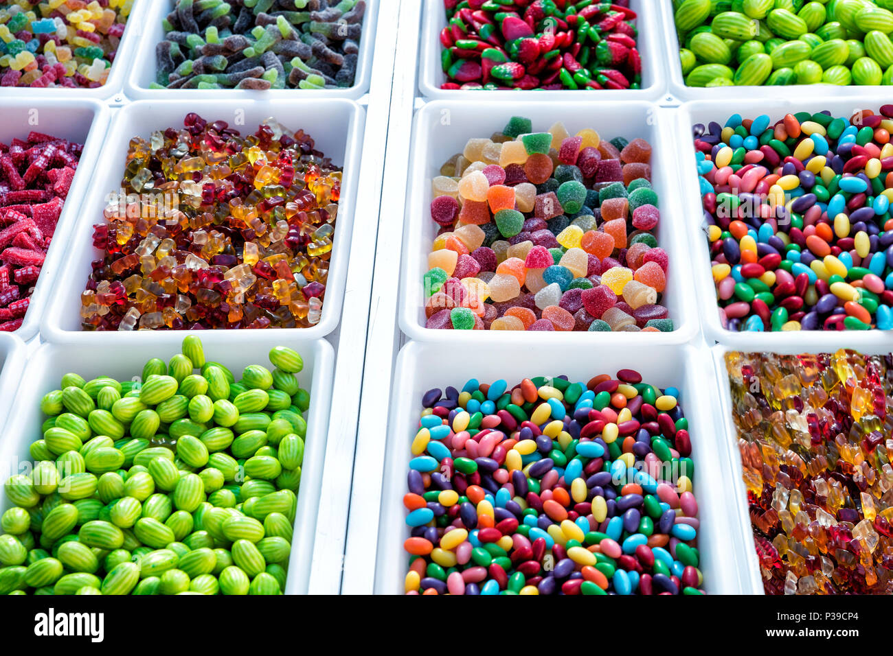 Varietà di caramelle multicolore organizzato su scatole in un mercato in stallo Foto Stock