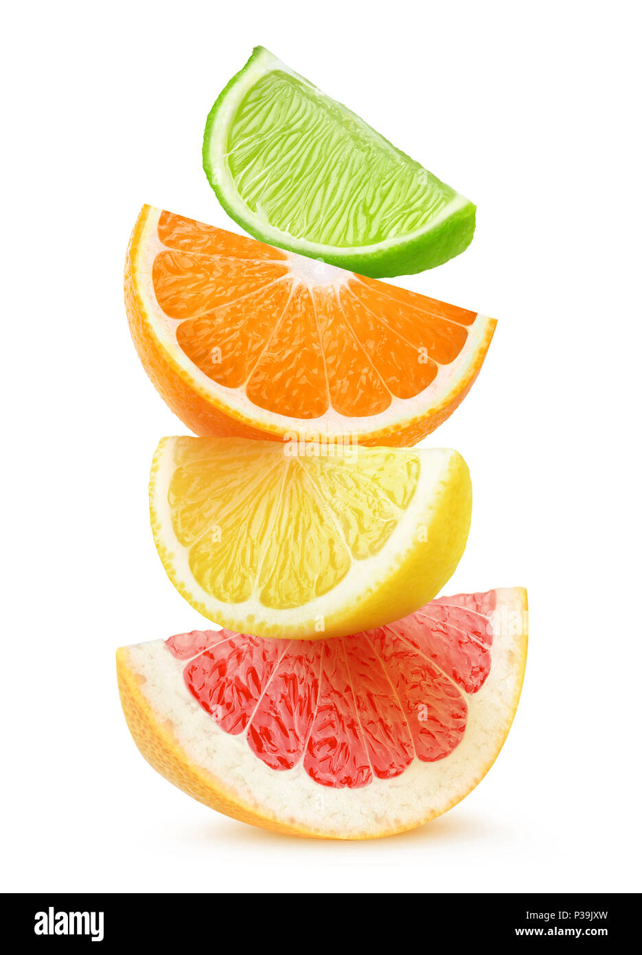 Isolate le fette di agrumi. Pezzi di pompelmo, arancio, limone e frutta di calce sulla parte superiore di ogni altro isolato su sfondo bianco con tracciato di ritaglio Foto Stock