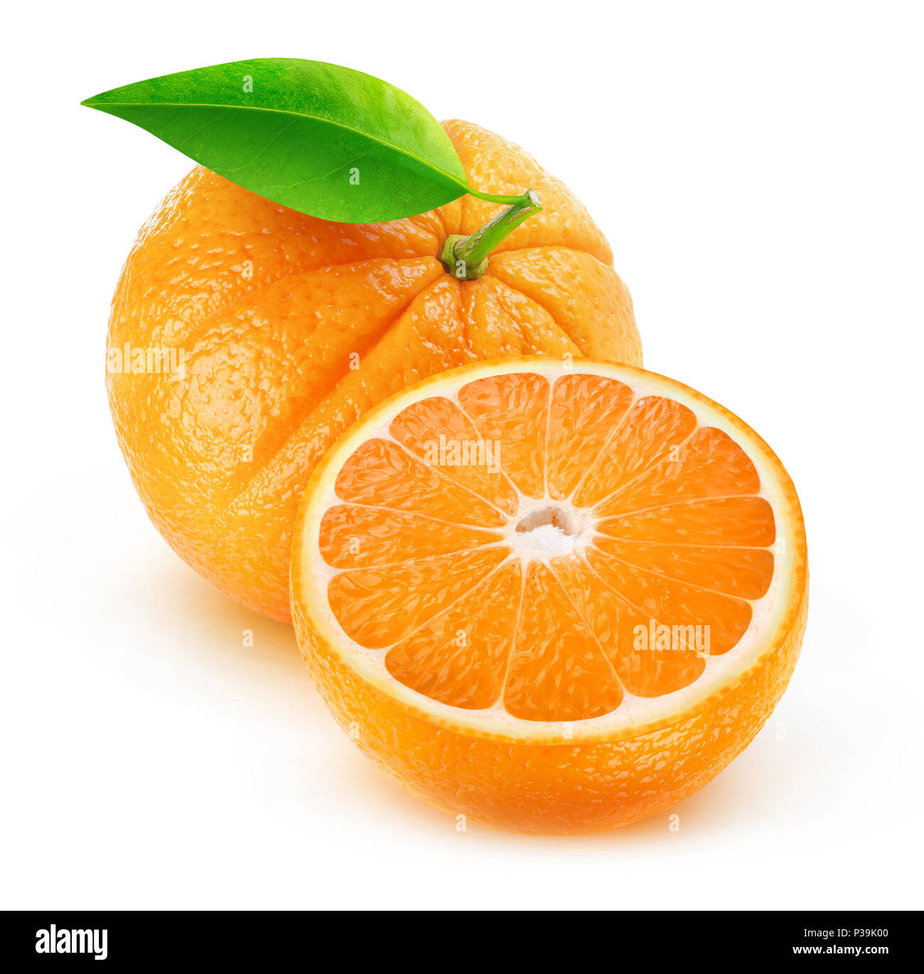 Isolate le arance. Tagliare la frutta isolato su sfondo bianco con tracciato di ritaglio Foto Stock