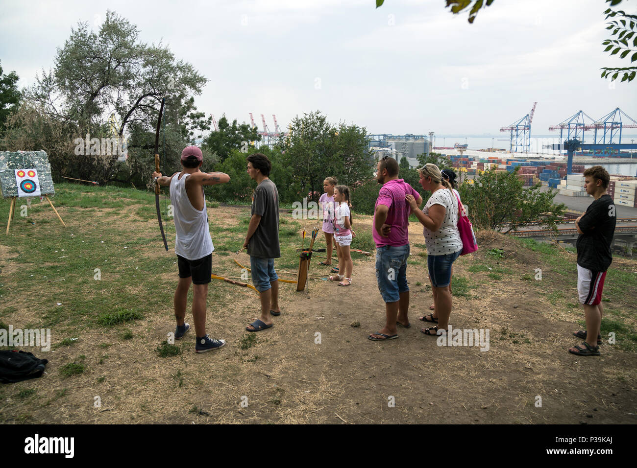Odessa, Ucraina, i visitatori a saperne di tiro con l'arco Foto Stock