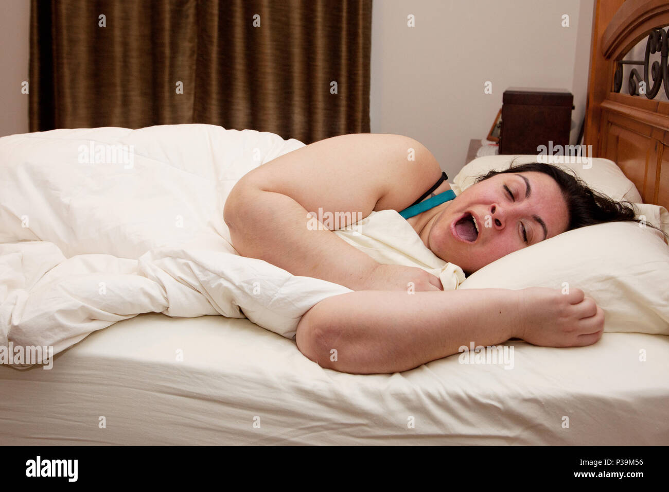 Una donna è sonnolenta andando a letto o il risveglio Foto Stock