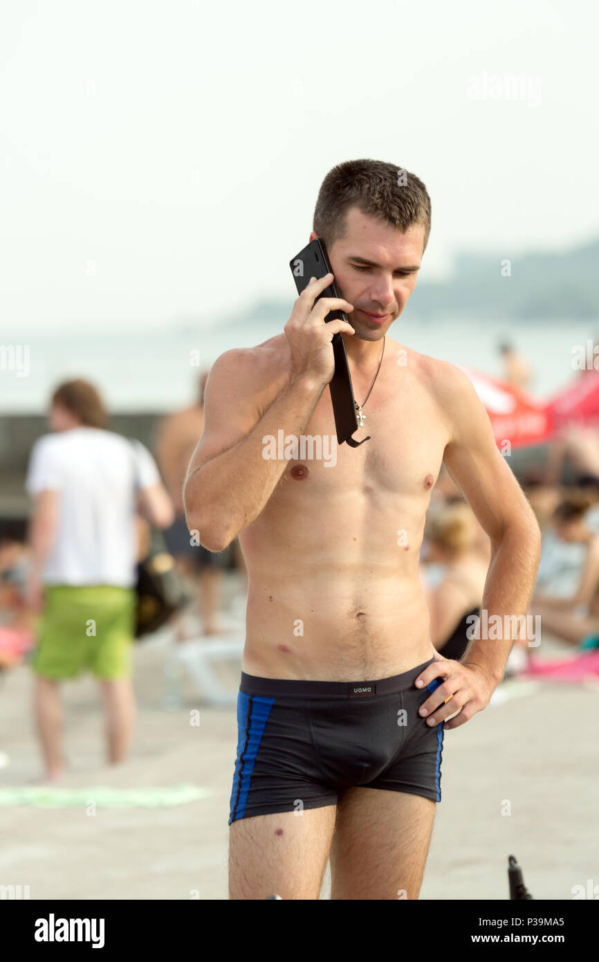 Odessa, Ucraina, persone presso i distributori automatici presso il centro commerciale Galleria Afina Foto Stock