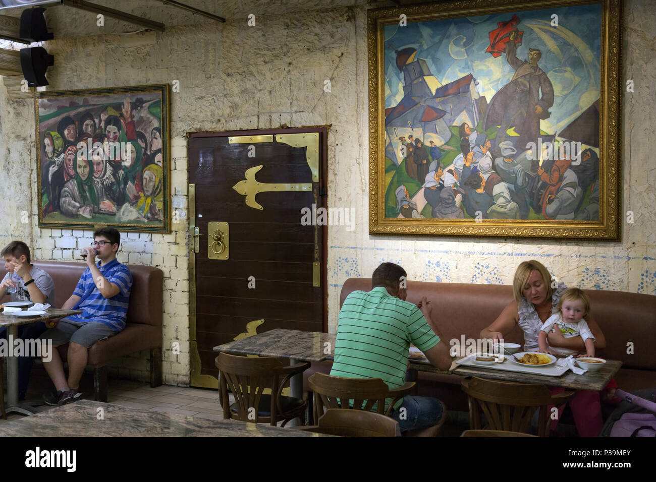 Odessa, Ucraina, persone in un ristorante fast food nel centro commerciale Galleria Afina Foto Stock