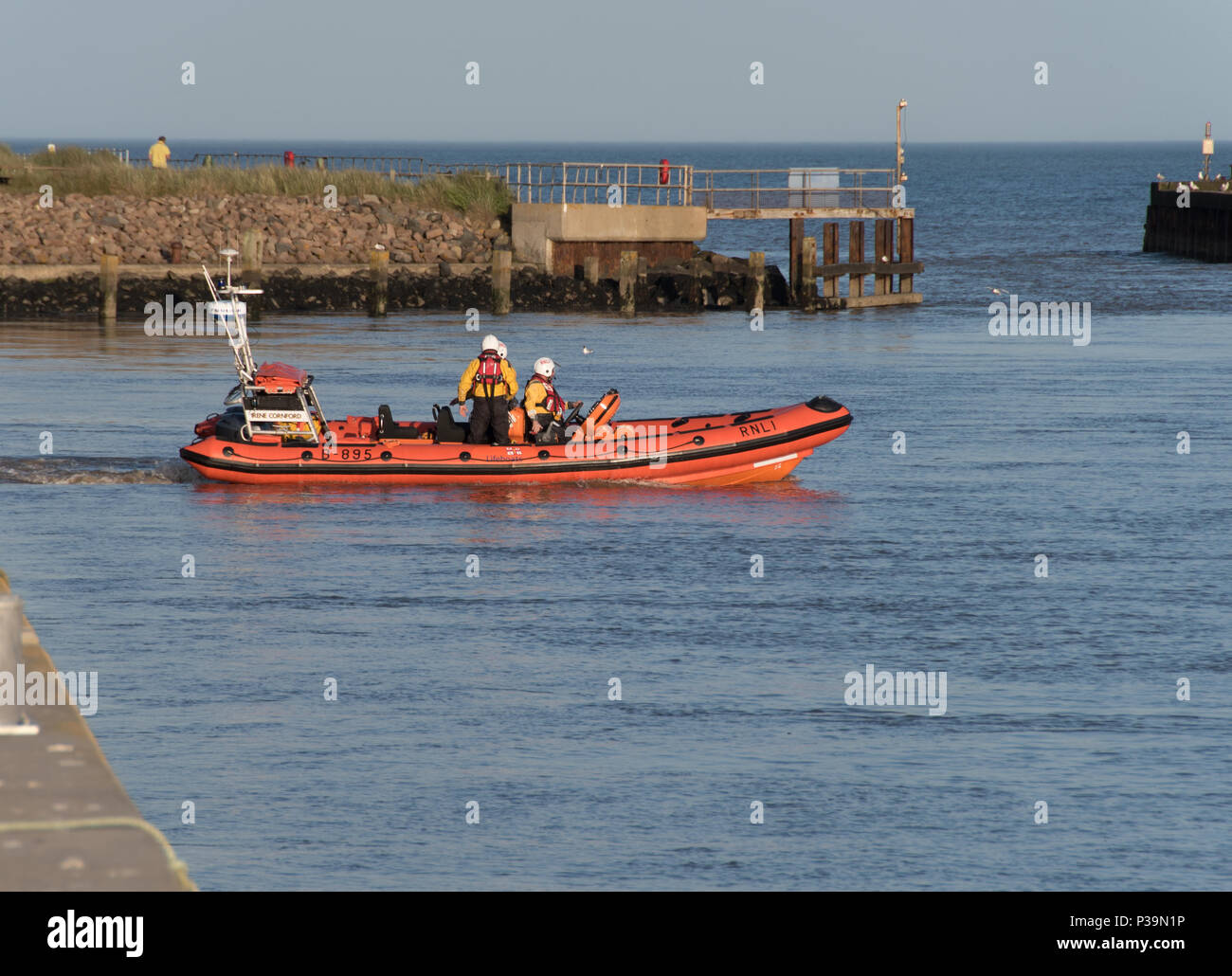 Scialuppa di salvataggio di sfiato essendo lanciato a RNLI Southwold Stazione, Suffolk. Foto Stock