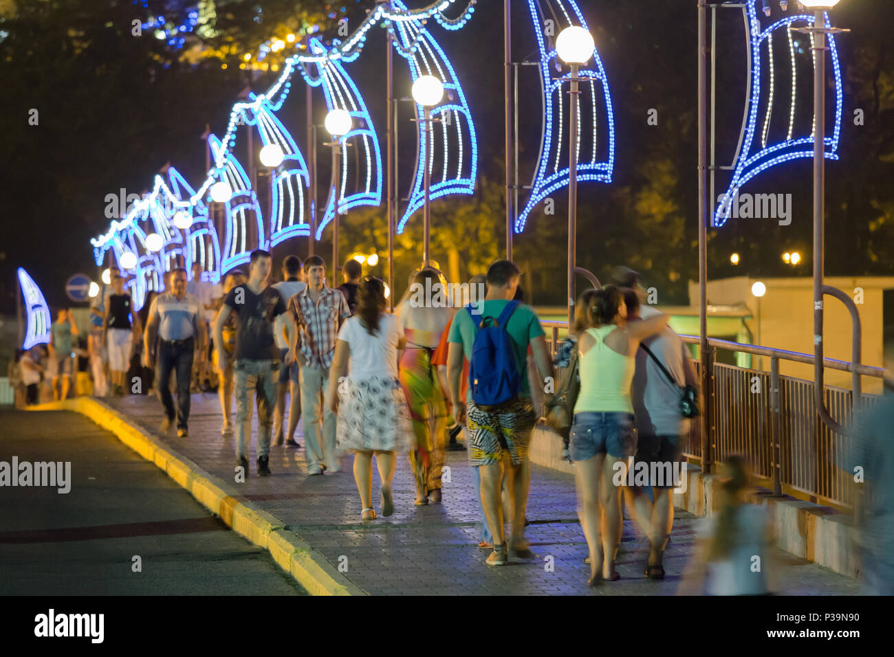 Odessa, Ucraina, persone sul ponte di collegamento tra il porto e la città vecchia Foto Stock