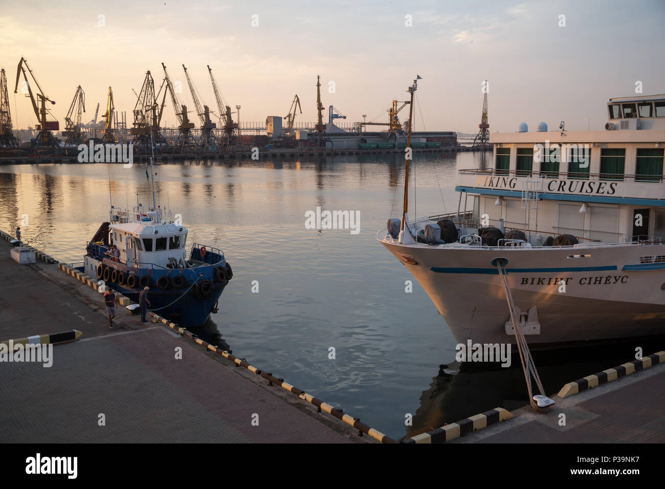 Odessa, Ucraina, rimorchiatore e fiume nave da crociera nel porto Foto Stock