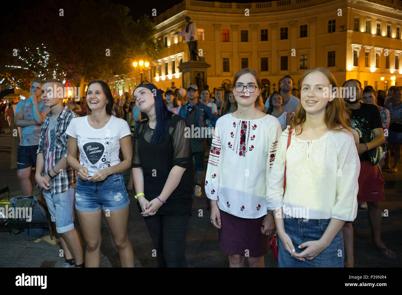 Odessa, Ucraina, le persone a un concerto rock nel centro storico della città Foto Stock