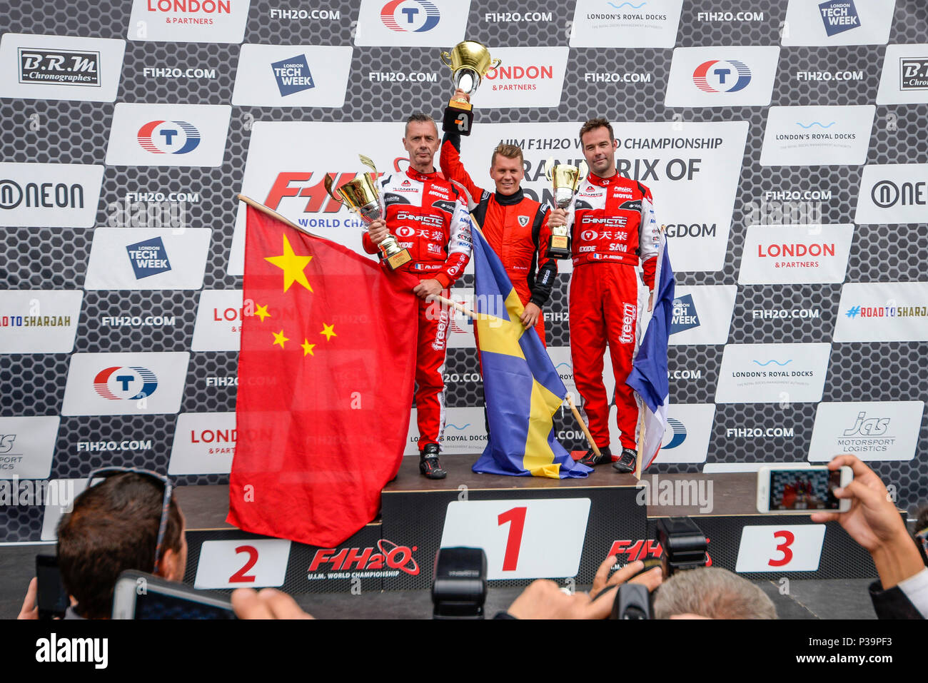 Erik Stark, Philippe Chiappe, Peter Morin, top 3 sul podio di F1H2O Formula 1 Powerboat Grand Prix di Londra presso il Royal Victoria Dock, Docklands, Regno Unito Foto Stock