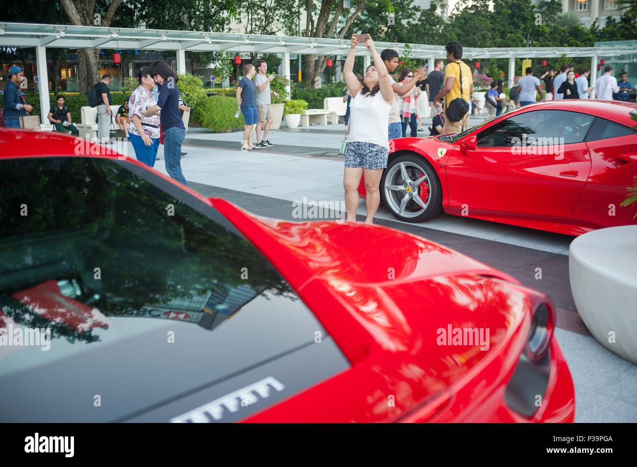 Singapore Repubblica di Singapore, le persone sono fotografare Ferraris in Marina Bay Foto Stock