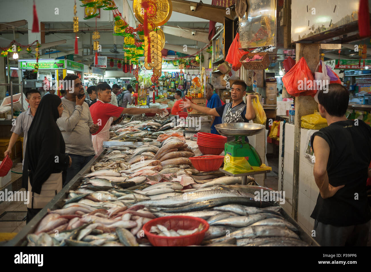 Singapore Repubblica di Singapore, pesce fornitore nel mercato Tekka in Little India Foto Stock