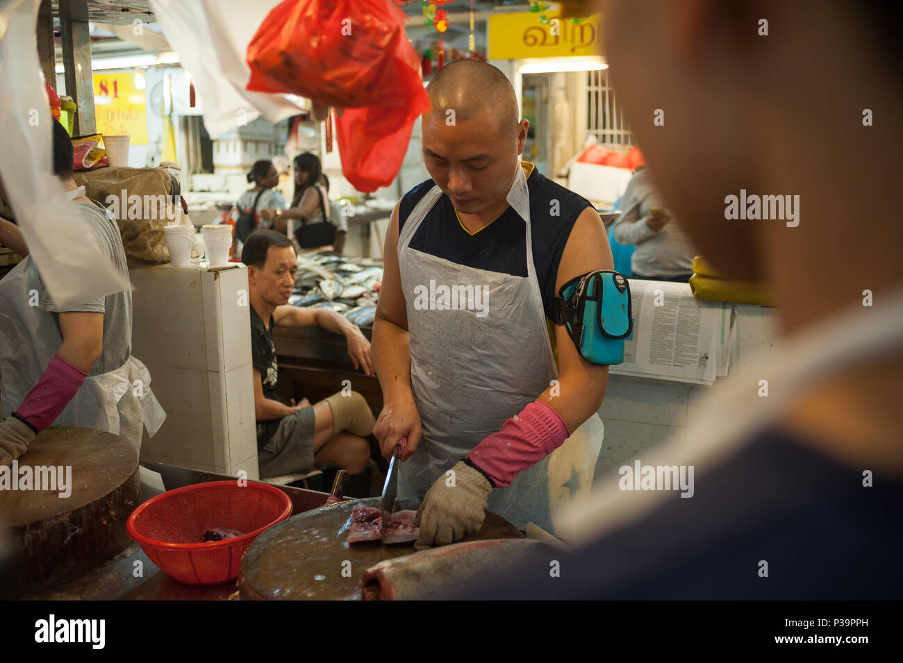 Singapore Repubblica di Singapore, pesce fornitore nel mercato Tekka in Little India Foto Stock