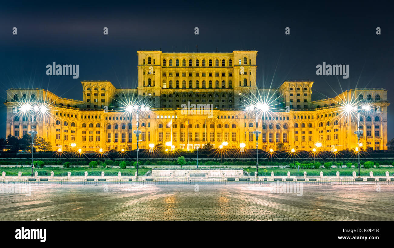 Il palazzo pubblico del Palazzo del Parlamento, di notte, a Bucarest, Romania Foto Stock