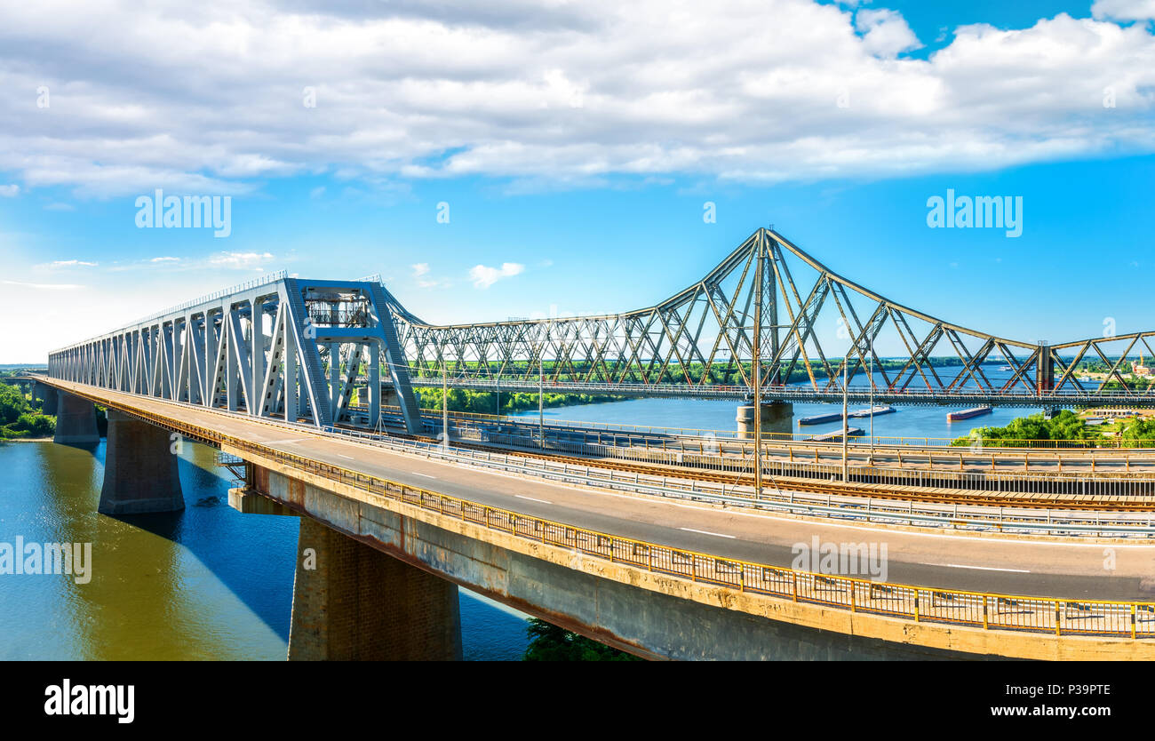 Il nuovo e il vecchio Cernavoda ponti span il Danubio. Foto Stock