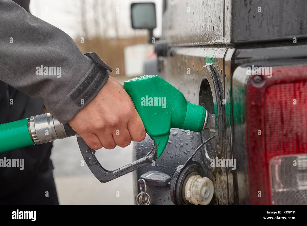 Ugello carburante auto di riempimento Foto Stock