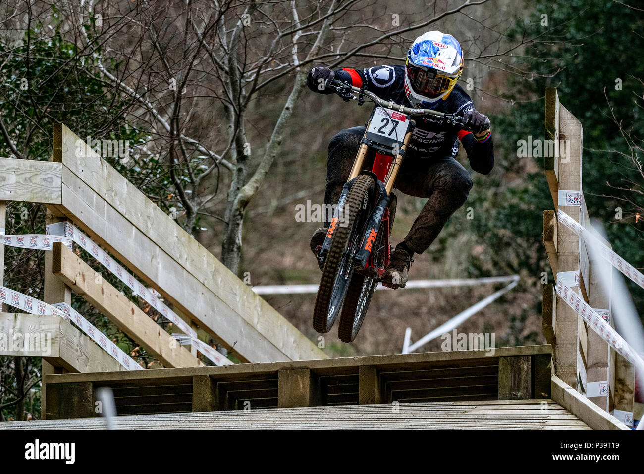 British professional downhill mountain biker Gee Atherton racing presso il British National Downhill Series, Cwmcarn, Galles. Foto Stock