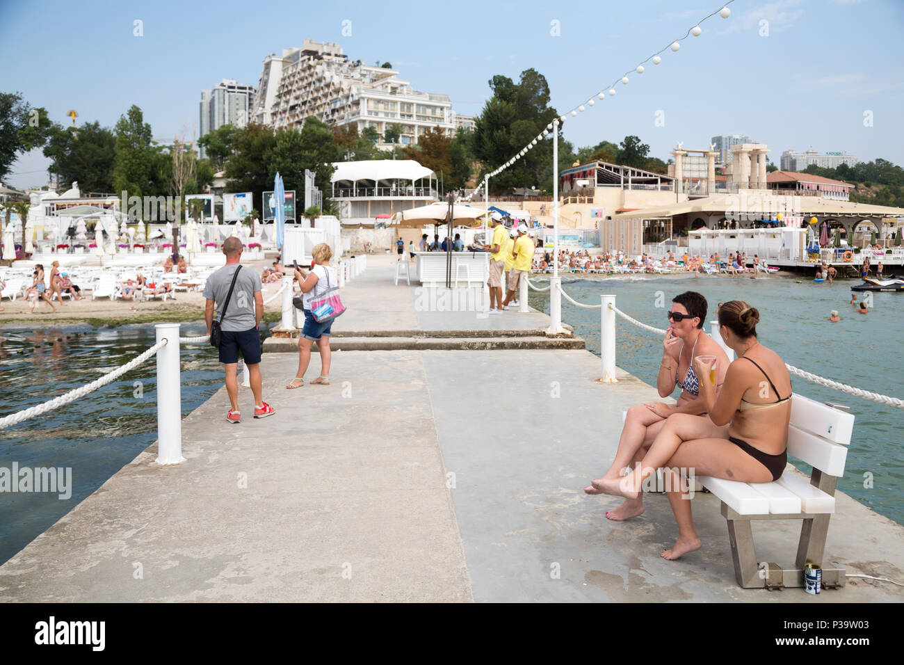 Odessa, Ucraina, visitatori presso la spiaggia di Arcadia Foto Stock