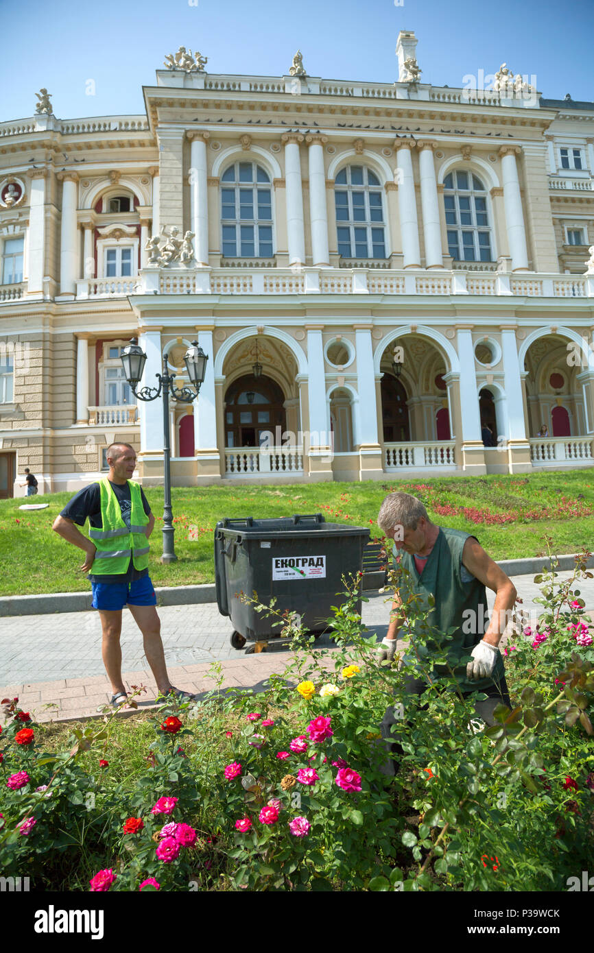 Odessa, Ucraina, Gaertner stanno lavorando su di un letto di fronte al teatro dell'opera Foto Stock