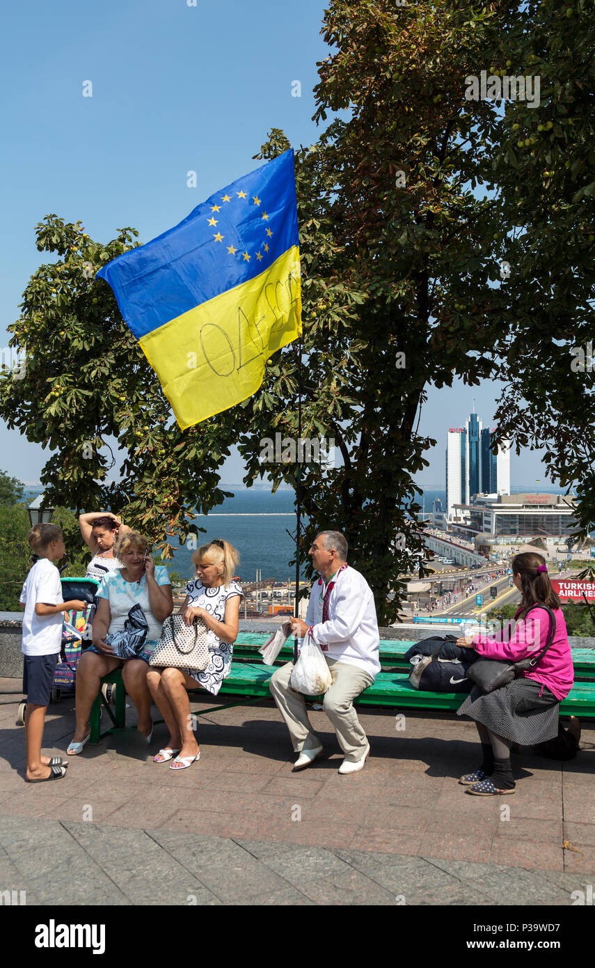 Odessa, Ucraina, famiglia con bandiera Ucraina nel centro della città Foto Stock