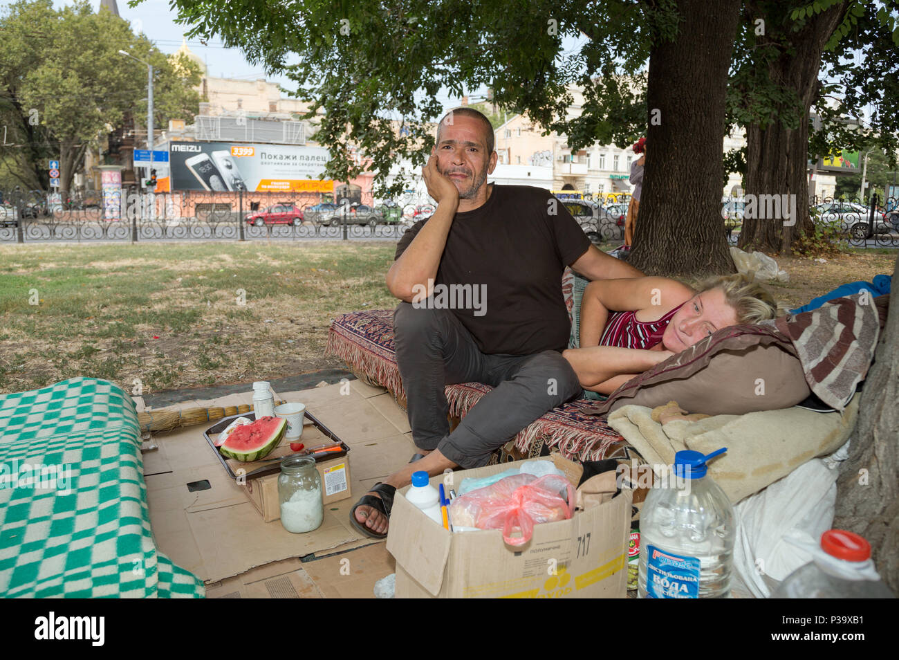 Odessa, Ucraina, senzatetto matura nel mezzo di una rotatoria Foto Stock
