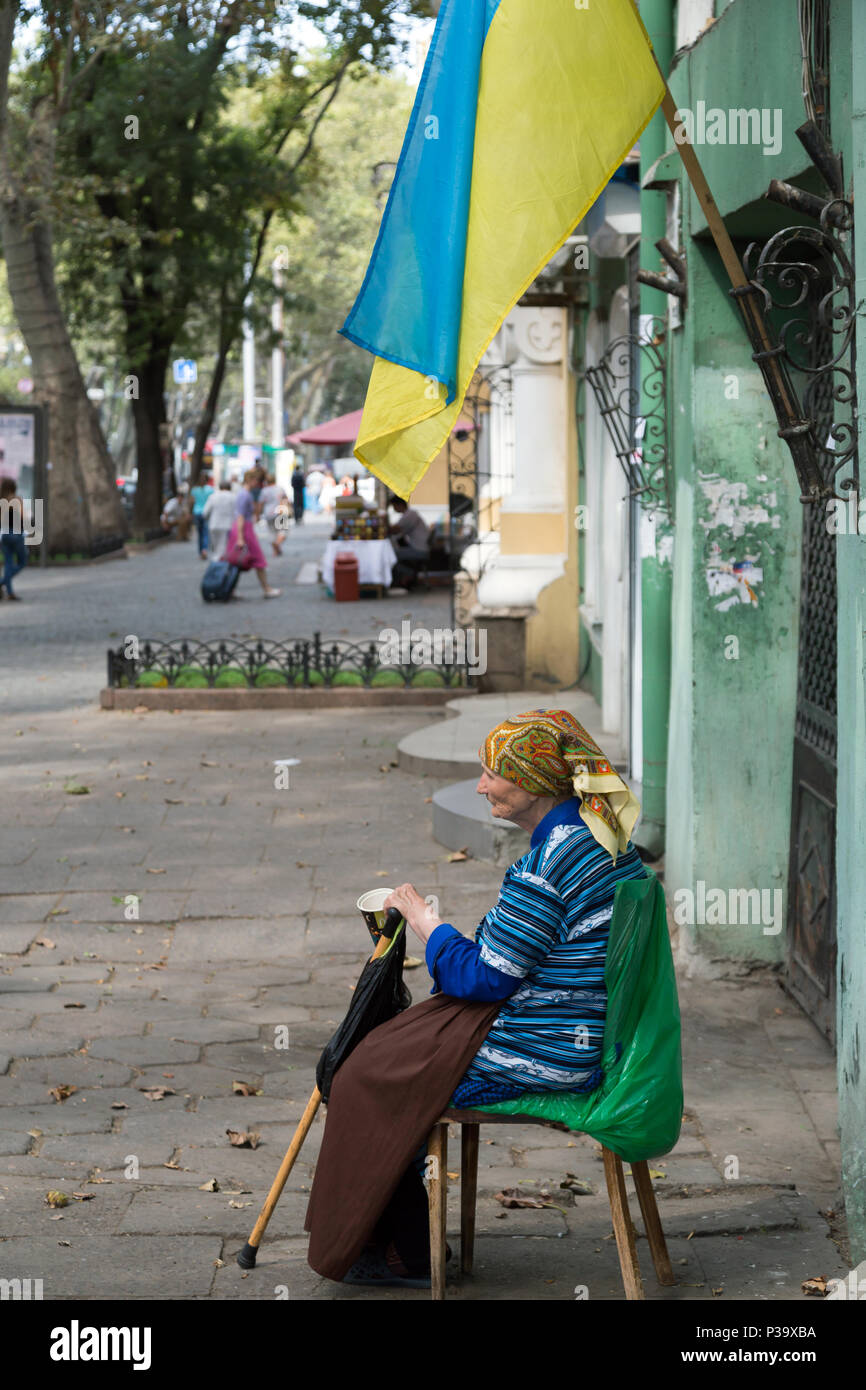 Odessa, Ucraina, pensionato povero mendica nel centro della città Foto Stock