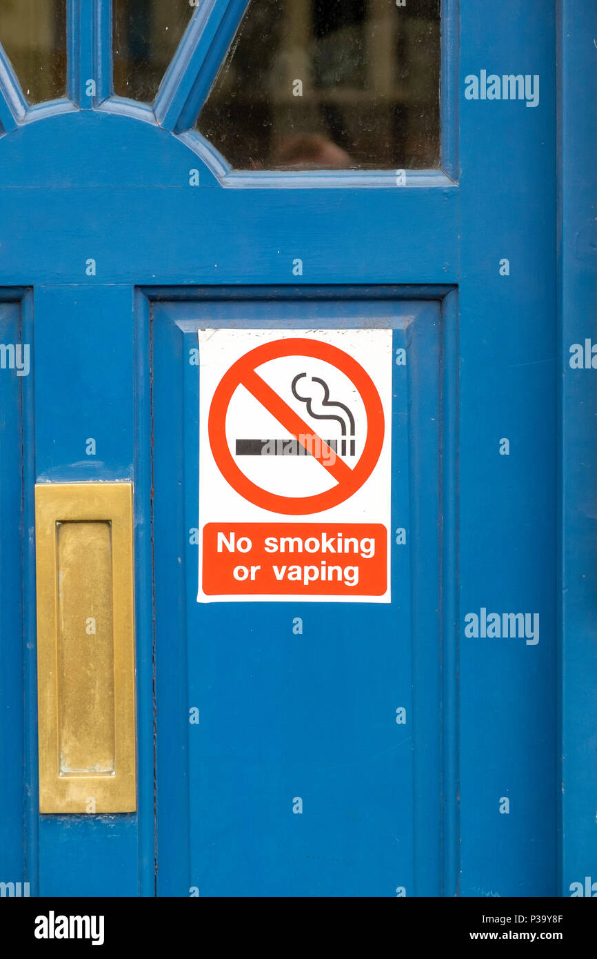Non fumare o vaping segno su una porta blu Foto Stock