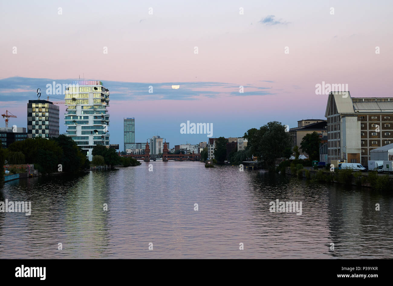 Berlino, Germania, vista serale lungo il fiume Spree Foto Stock