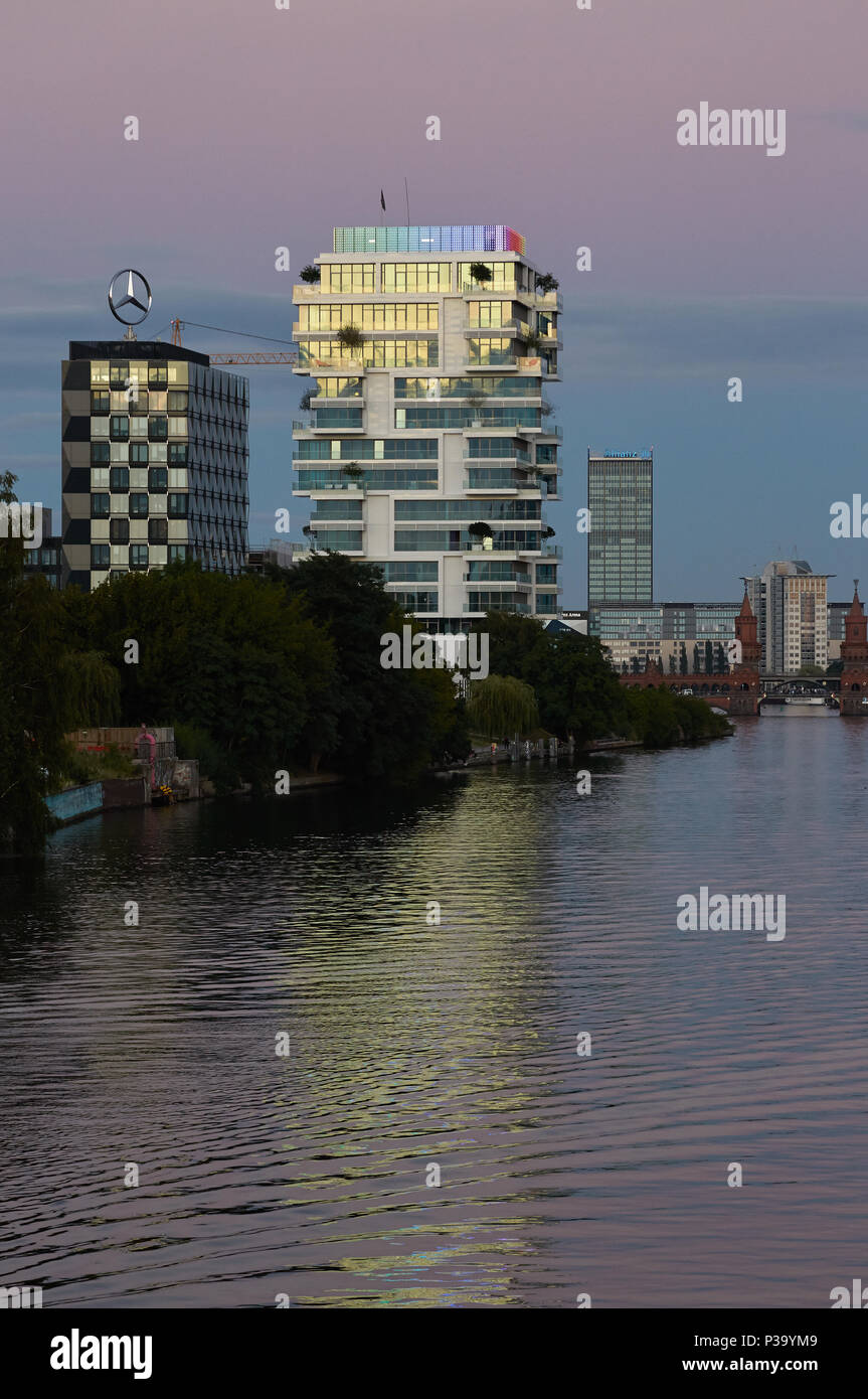 Berlino, Germania, vista serale lungo il fiume Spree Foto Stock