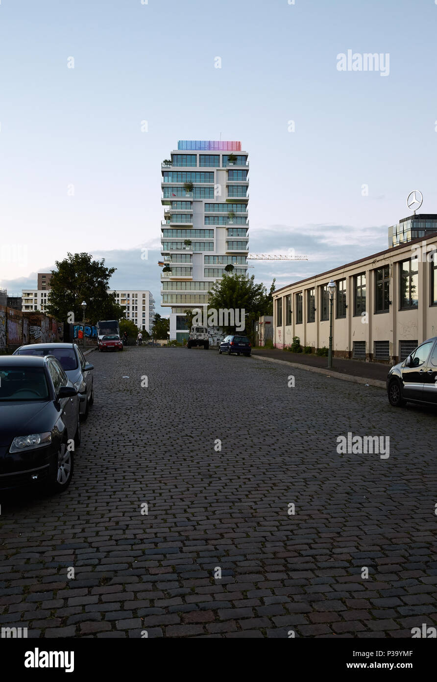 Berlino, Germania, in vista della torre residenziale i livelli di vita Foto Stock