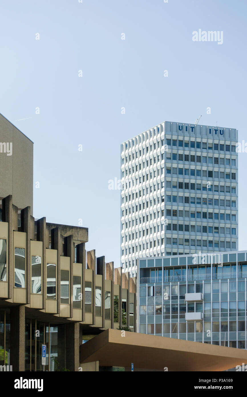 Ufficio moderno blocchi nel quartiere delle Nazioni di Ginevra, l'Unione internazionale delle telecomunicazioni sede in background. Foto Stock