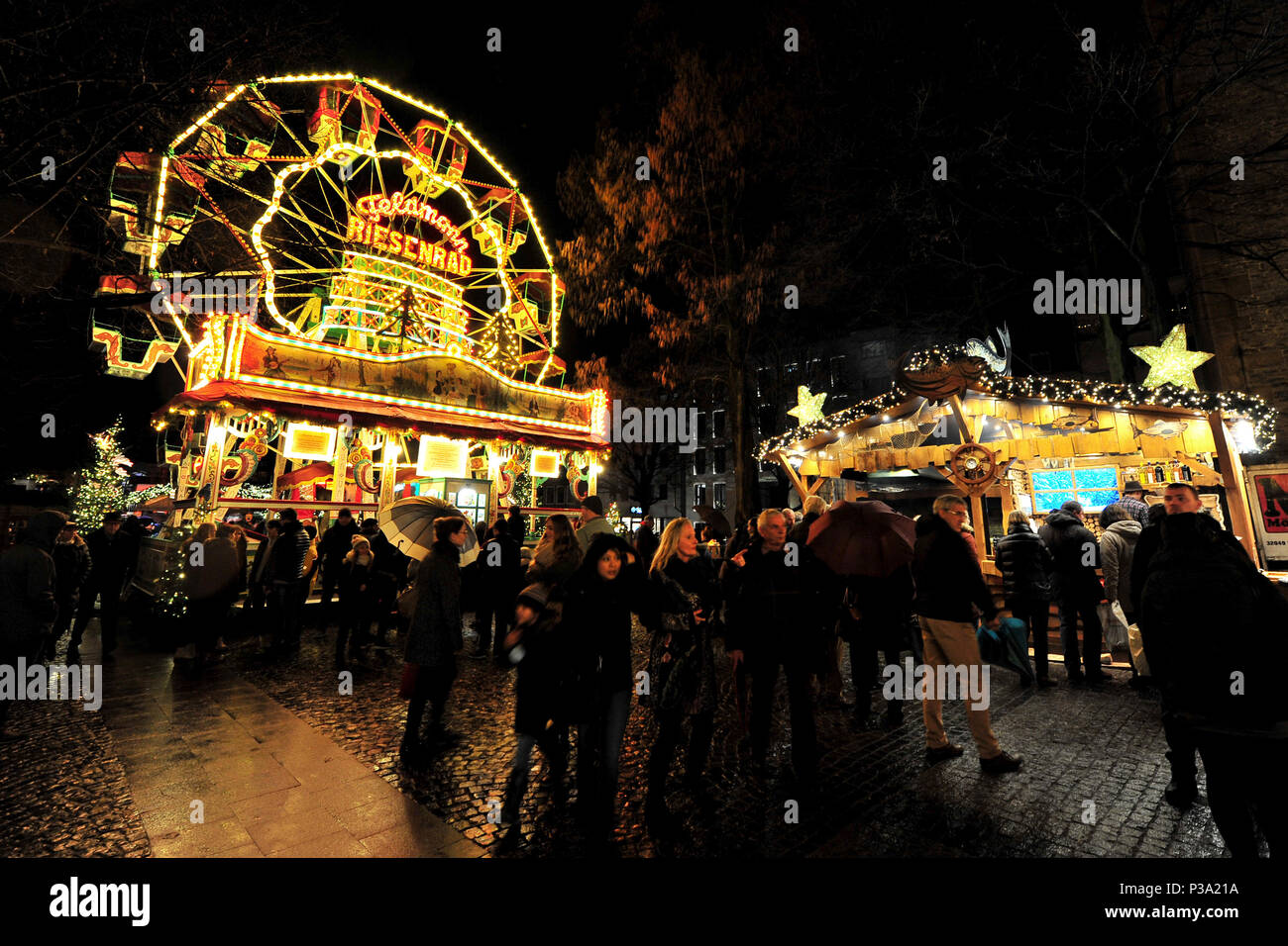 Bielefeld, Germania, Rummel con ruota panoramica Ferris al mercatino di Natale Foto Stock