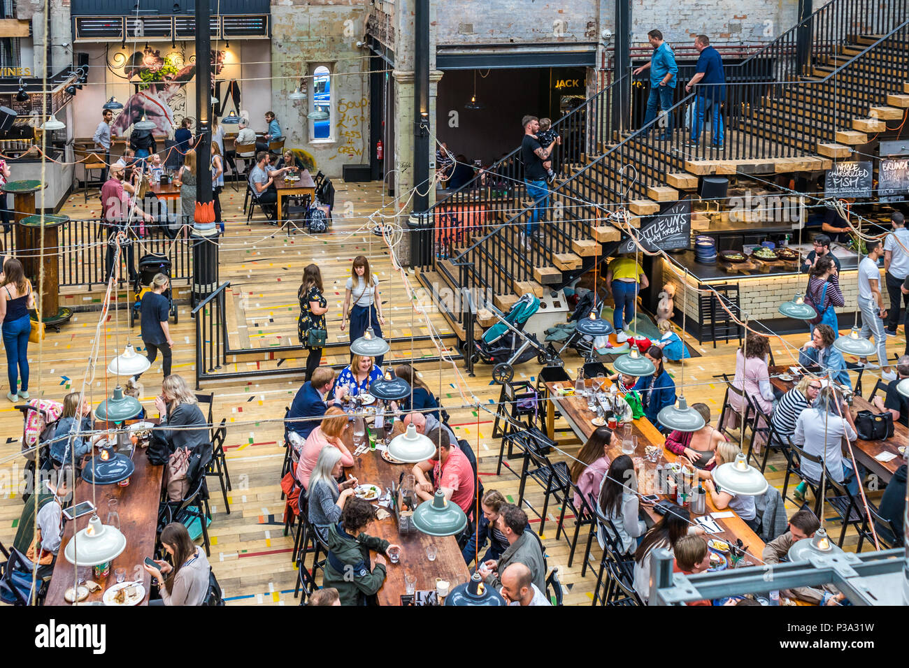 Manchester, Regno Unito - 02 Giugno 2018: Mackie sindaco - 1858 Il Grade ii Listed è un edificio di mercato si è trasformato in un ristorante e food hall Foto Stock