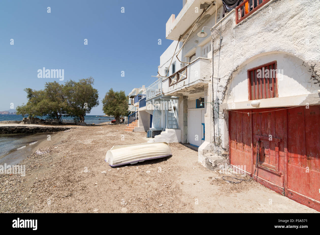 KLIMA, Grecia - Maggio 2018: Colorfull vecchie case nella città di pescatori di Klima sull isola di Milos, Grecia. Giornata di sole, obiettivo grandangolare shot. Foto Stock