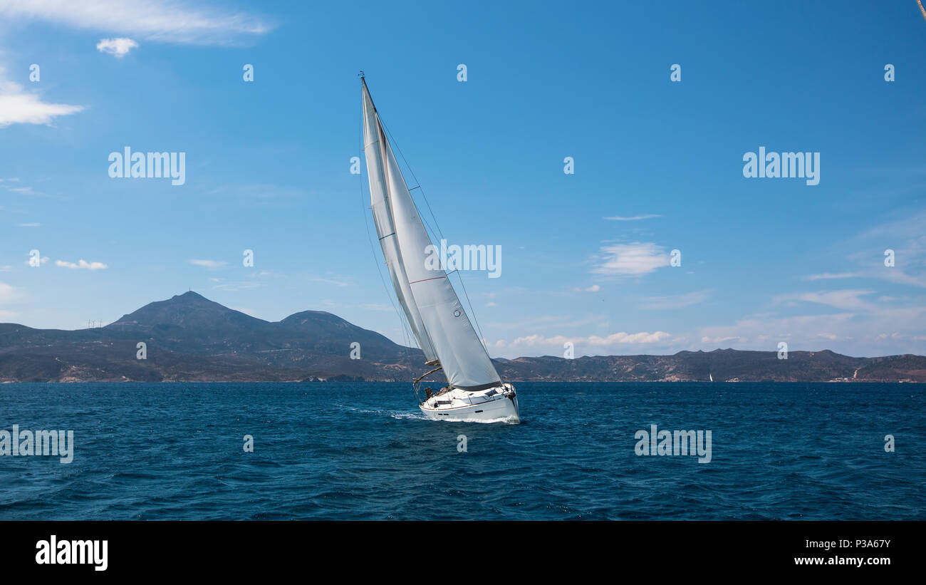 Nave a vela yacht di lusso con vele bianche nel mare Mediterraneo. Foto Stock