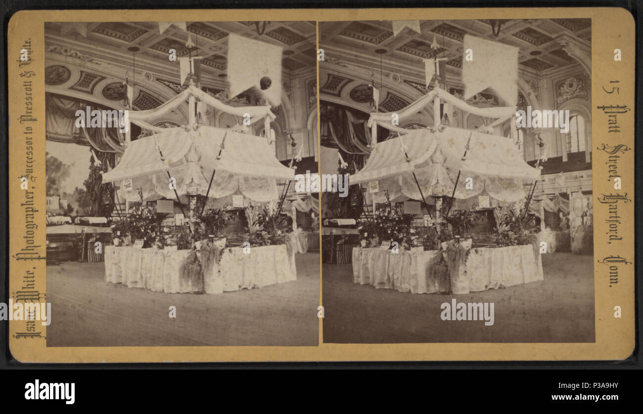 155 interno di una grande sala mostra cabine impostato per una fiera, da bianca Isaac Foto Stock