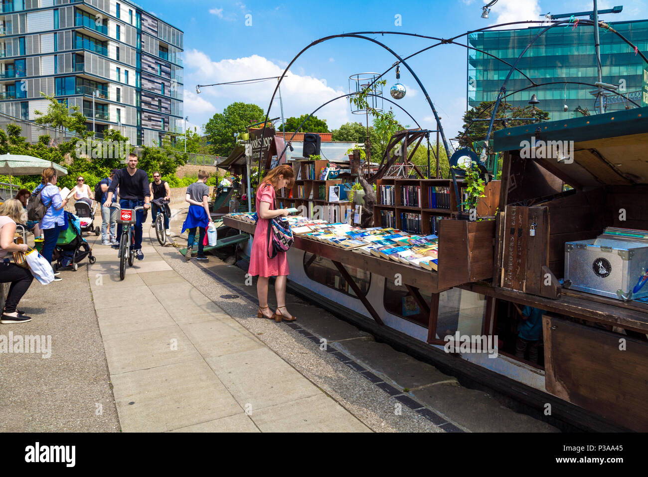 Parola sull'acqua floating bookshop su una chiatta, Regent's Canal vicino a Kings Cross, London, Regno Unito Foto Stock