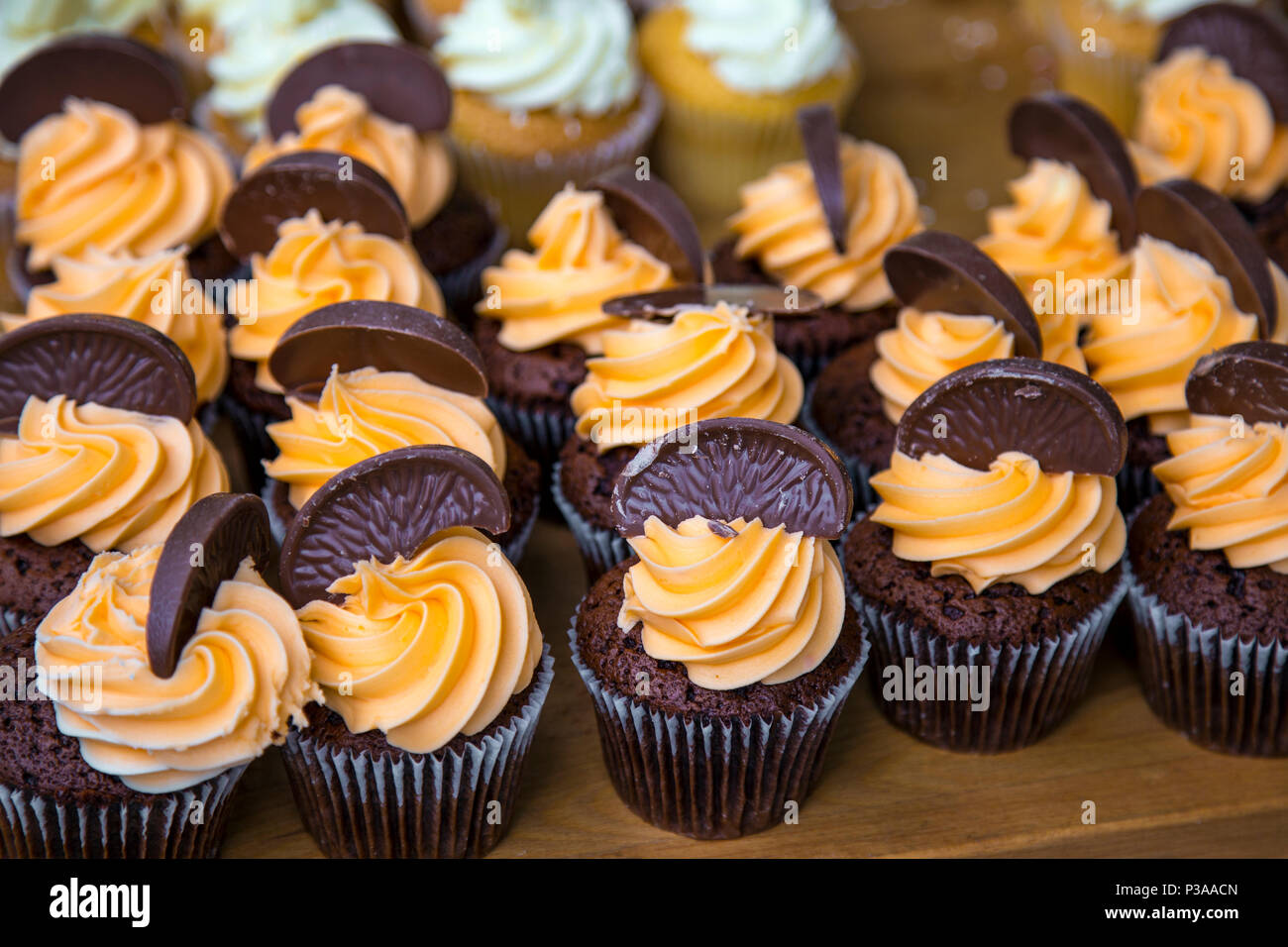 Cioccolato tortini arancione (Street mercato alimentare a Piccadilly, Manchester, UK) Foto Stock