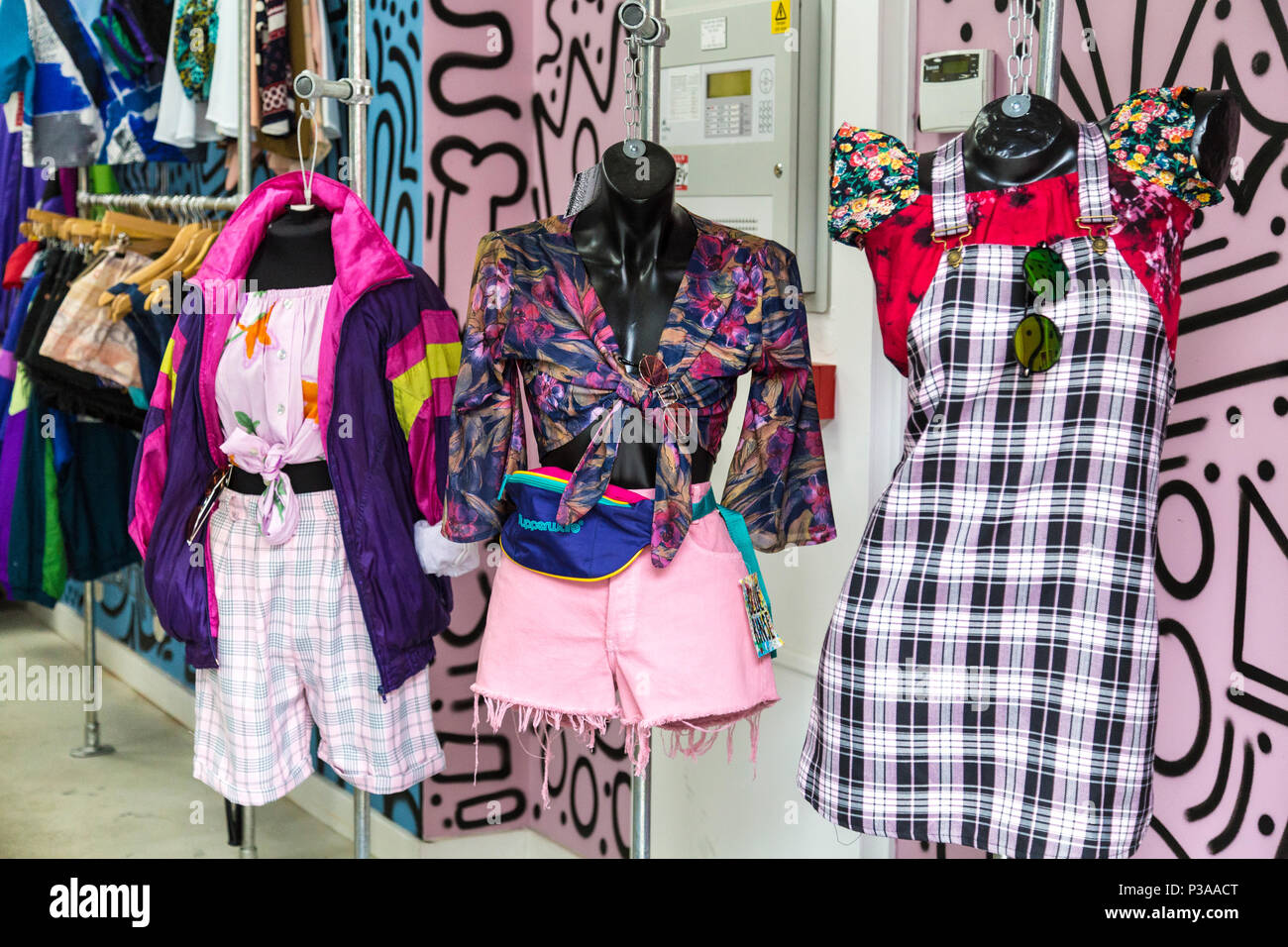 80s stile fashion sul visualizzatore in corrispondenza di un annata di seconda mano shop in Manchester, Regno Unito Foto Stock