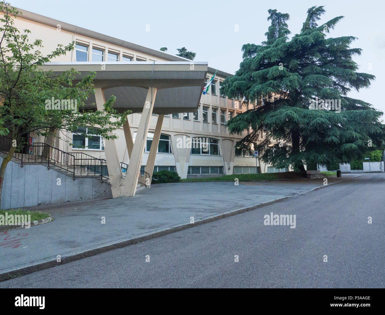 Ingresso di una scuola media costruito negli anni sessanta, Italia Foto Stock