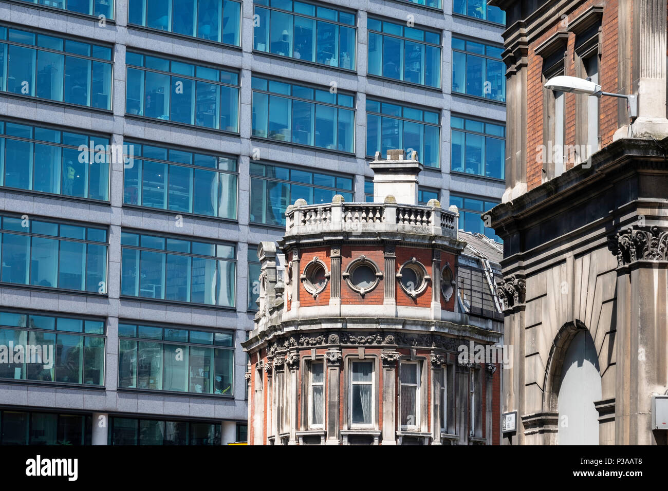 Vecchio e nuovo, London, Regno Unito Foto Stock